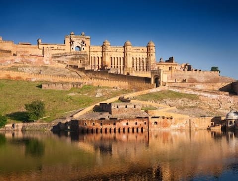 Amber Fort de Jaipur reflejado en el lago